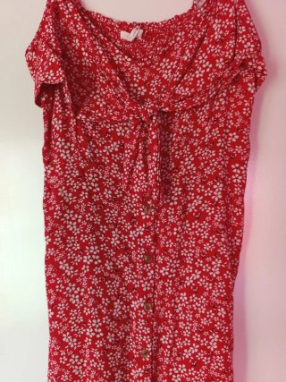 Vestido rojo con estampado floral blanco