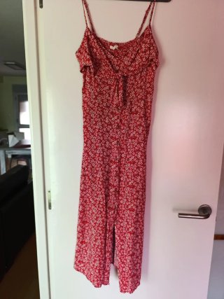 Vestido rojo con estampado floral blanco