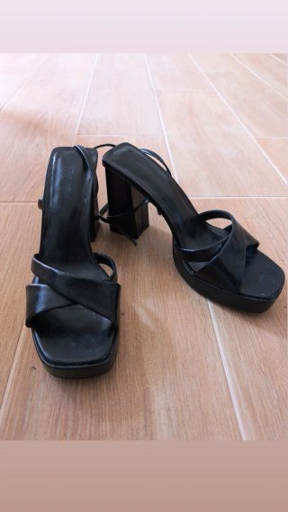Zapatos de tacón Stradivarius negros