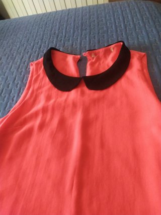 Blusa coral doble tela cuello negro