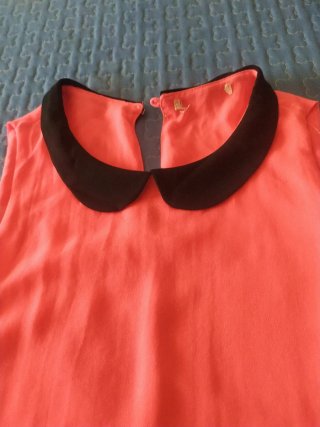 Blusa coral doble tela cuello negro