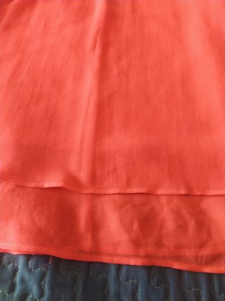 Blusa coral doble tela cuello negro