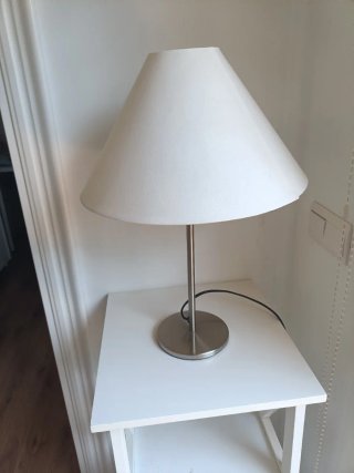 Lámpara de mesa plateada y blanca
