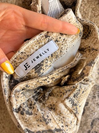 Pantalón estampado serpiente beige