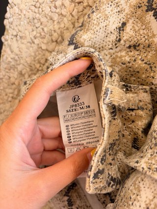 Pantalón estampado serpiente beige