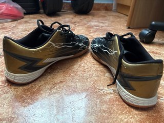 Zapatillas Fútbol Sala Negras y Doradas