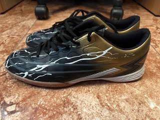 Zapatillas Fútbol Sala Negras y Doradas