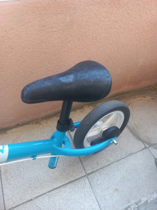 Bicicleta de equilibrio azul