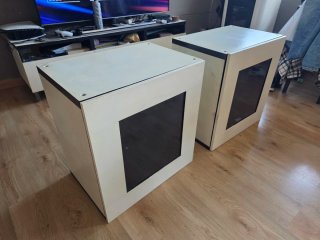 Estanterías blancas y negras