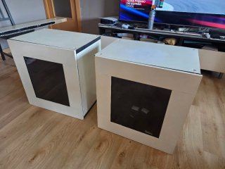 Estanterías blancas y negras