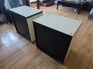 Estanterías blancas y negras