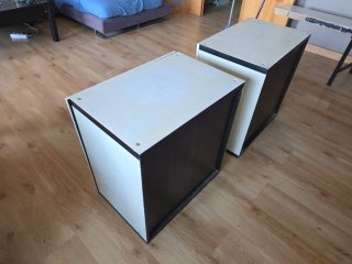 Estanterías blancas y negras