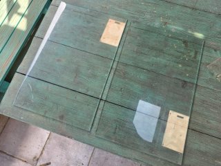 Estanterías blancas y negras