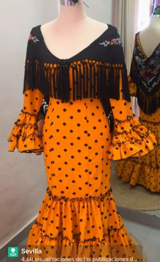 Traje de flamenca naranja y negro
