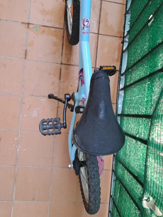 Bicicleta infantil azul y rosa
