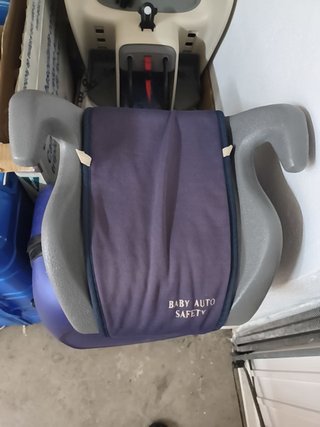 Alzador de coche para niños