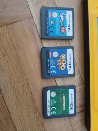 Nintendo DSi XL Amarilla