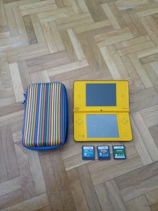 Nintendo DSi XL Amarilla