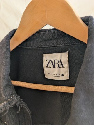 Chaqueta vaquera Zara negra con flecos