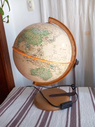 Globo terráqueo. Lámpara.