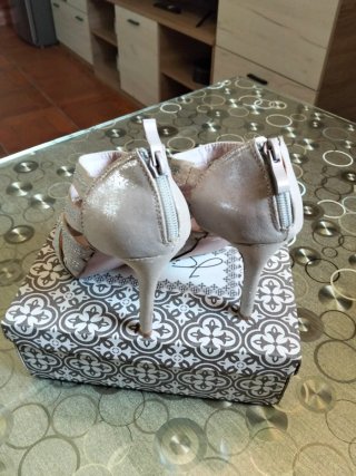 Sandalias de fiesta beige y doradas talla 37