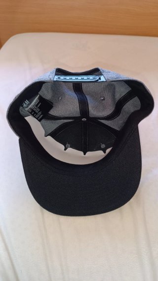 Gorra H&M Visera Plana Negra y Gris