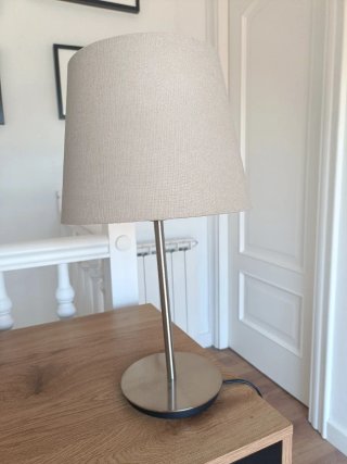 Lámpara de mesa beige y plateada