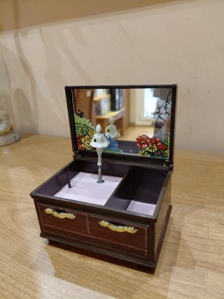 Joyero de madera con figura de mujer