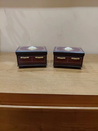 Joyero de madera con figura de mujer