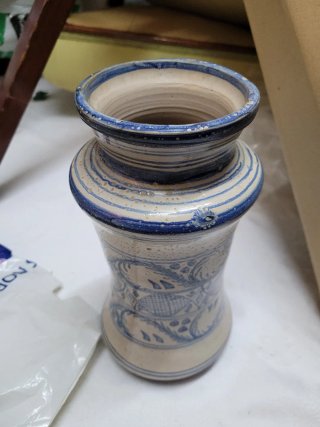 Bote de farmacia azul y blanco