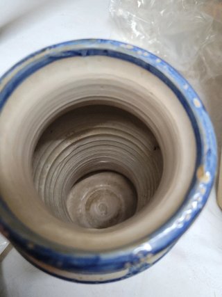Bote de farmacia azul y blanco