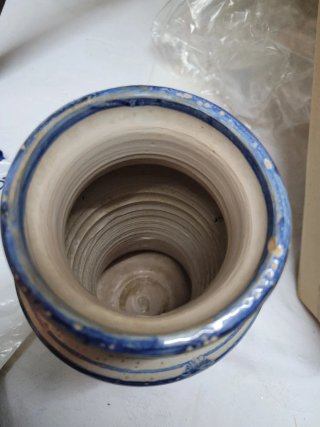 Bote de farmacia azul y blanco
