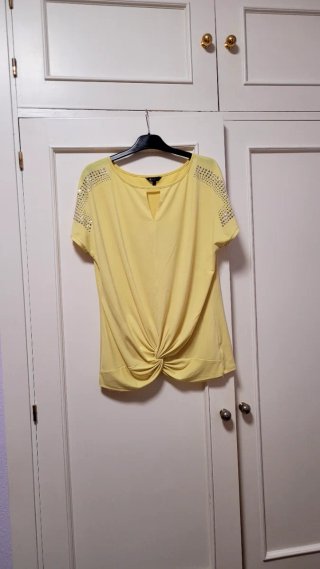 Blusa amarilla con detalle de pedrería