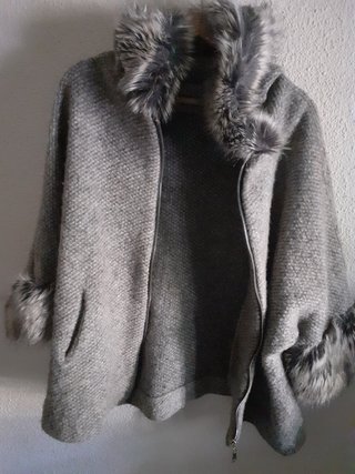 Abrigo Hug and Clau lana con capucha nuevo
