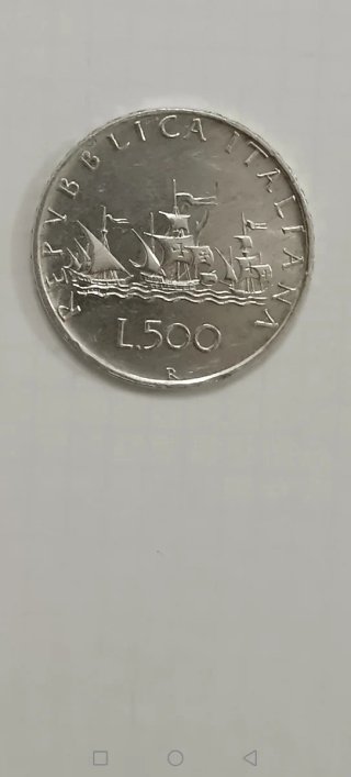 Moneda antigua con perfil de mujer