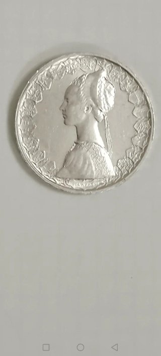 Moneda antigua con perfil de mujer