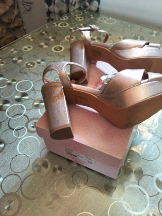 Zapatos de fiesta dorados con plataforma