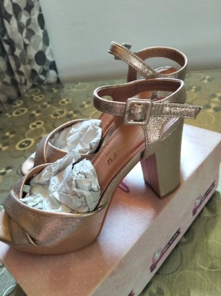 Zapatos de fiesta dorados con plataforma