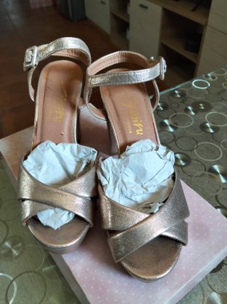 Zapatos de fiesta dorados con plataforma