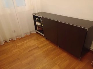Mueble auxiliar marrón oscuro y cristal negro