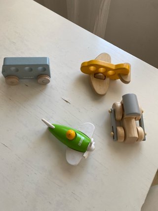 Juguetes de madera: tren, avión y más
