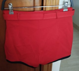 Pantalón corto rojo con cinturón