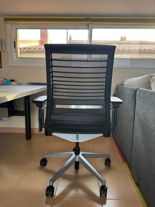 Silla de oficina ergonómica y regulable
