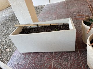 2 jardineras alargadas de resina blanca
