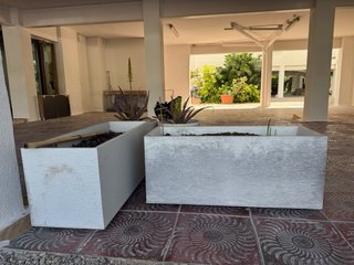 2 jardineras alargadas de resina blanca