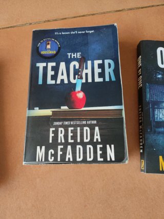 Tenant, the teacher y one by one Freida McFadden