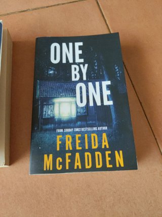 Tenant, the teacher y one by one Freida McFadden