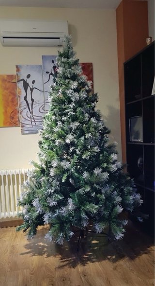 Árbol de Navidad verde con puntas blancas