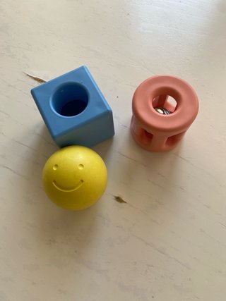 Juguetes para bebé: pelota, cubo y sonajero
