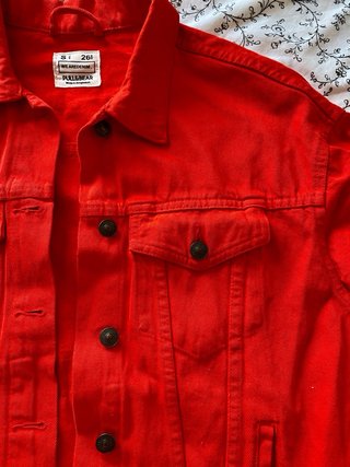 Cazadora vaquera roja Pull&Bear Talla S